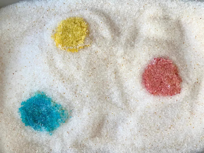 Pacha-Streuschale mit gelben, blauen und roten Kristallen, die die 3 Gesundheits-Farbcodes zeigen